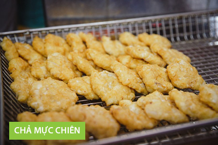 Chả mực được chiên