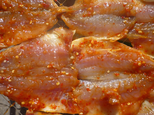 Tẩm ướp tỏi ớt cho cá chỉ vàng